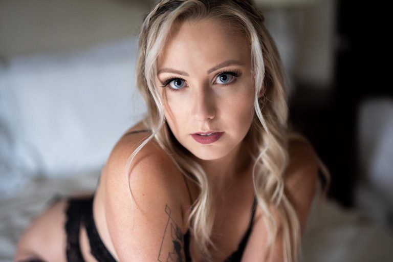 Blonde with natural makeup look for boudoir photo shoot